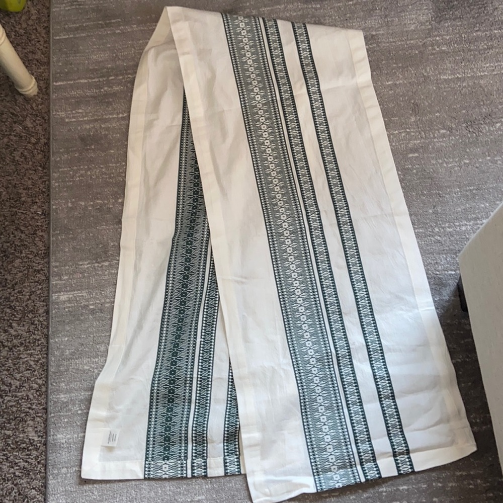 Hearth and hand table runner